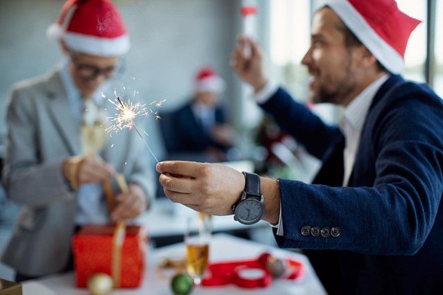 vianočný večierok vo firme s darčekmi