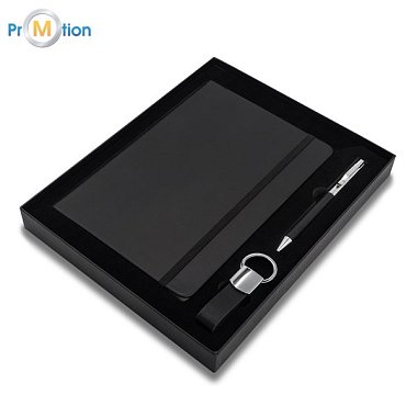 darčeková sada zápisníku, pera a prívesku, čierna s tlačou loga